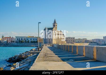 Blick auf die berühmte Basilika cattedrala di san nicola pellegrino in der italienischen Stadt Trani. Stockfoto