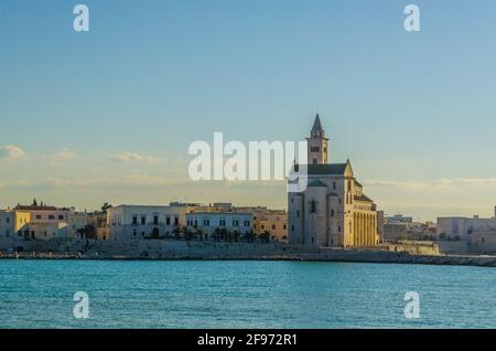 Blick auf die berühmte Basilika cattedrala di san nicola pellegrino in der italienischen Stadt Trani. Stockfoto