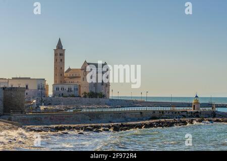 Blick auf die berühmte Basilika cattedrala di san nicola pellegrino in der italienischen Stadt Trani. Stockfoto