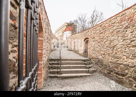 Detail des Verteidigungssystems mit einem großen Wachturm und In der Burgmauer mit Schießscharten der Festung Feste Oberhaus in der Nähe der drei Flüsse Stadt Stockfoto