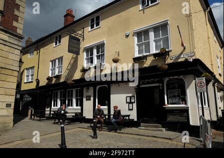 Windsor, Großbritannien, 16. April 2020 The Prince Harry Pub in der Market Street, Windsor. Schloss Windsor ist mit Touristen beschäftigt und bereitet sich auf die Beerdigung von Prinz Phillip, dem Herzog von Edinburgh, vor. Kredit: JOHNNY ARMSTEAD/Alamy Live Nachrichten Stockfoto