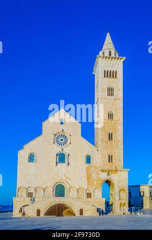 Blick auf die berühmte Basilika cattedrala di san nicola pellegrino in der italienischen Stadt Trani. Stockfoto