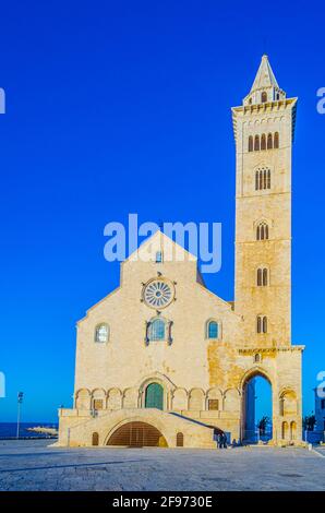 Blick auf die berühmte Basilika cattedrala di san nicola pellegrino in der italienischen Stadt Trani. Stockfoto