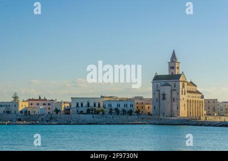 Blick auf die berühmte Basilika cattedrala di san nicola pellegrino in der italienischen Stadt Trani. Stockfoto