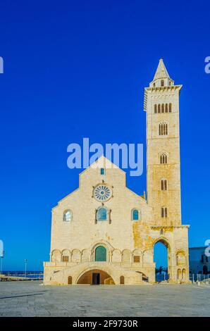 Blick auf die berühmte Basilika cattedrala di san nicola pellegrino in der italienischen Stadt Trani. Stockfoto