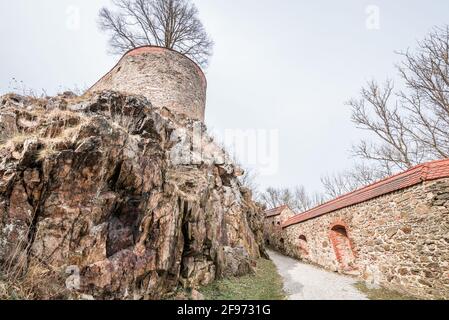 Detail des Verteidigungssystems mit einem großen Wachturm und In der Burgmauer mit Schießscharten der Festung Feste Oberhaus in der Nähe der drei Flüsse Stadt Stockfoto