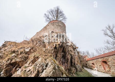 Detail des Verteidigungssystems mit einem großen Wachturm und In der Burgmauer mit Schießscharten der Festung Feste Oberhaus in der Nähe der drei Flüsse Stadt Stockfoto