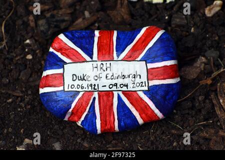 Windsor, Großbritannien, 16. April 2020 Ehrungen an Prinz Phillip vor Windsor Castle. Schloss Windsor ist mit Touristen beschäftigt und bereitet sich auf die Beerdigung von Prinz Phillip, dem Herzog von Edinburgh, vor. Kredit: JOHNNY ARMSTEAD/Alamy Live Nachrichten Stockfoto