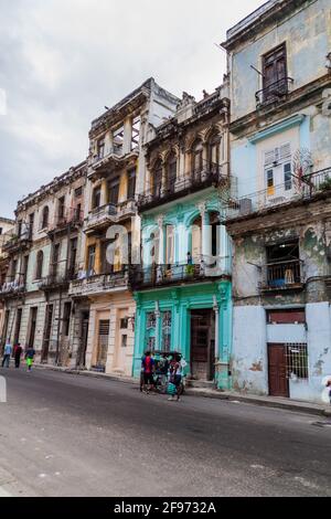 HAVANNA, KUBA - 22. FEB 2016: Das Leben auf einer Straße in der Altstadt von Havanna Stockfoto