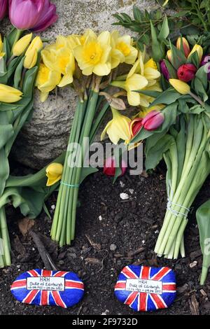 Windsor, Großbritannien, 16. April 2020 Ehrungen an Prinz Phillip vor Windsor Castle. Schloss Windsor ist mit Touristen beschäftigt und bereitet sich auf die Beerdigung von Prinz Phillip, dem Herzog von Edinburgh, vor. Kredit: JOHNNY ARMSTEAD/Alamy Live Nachrichten Stockfoto