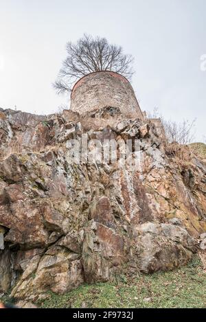 Detail des Verteidigungssystems mit einem großen Wachturm und In der Burgmauer mit Schießscharten der Festung Feste Oberhaus in der Nähe der drei Flüsse Stadt Stockfoto