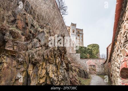 Detail des Verteidigungssystems mit einem großen Wachturm und In der Burgmauer mit Schießscharten der Festung Feste Oberhaus in der Nähe der drei Flüsse Stadt Stockfoto