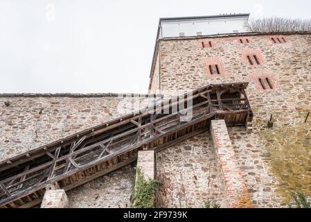 Detail des Verteidigungssystems mit hölzerner Seitentreppe zu Ein großer Wachturm an der Burgmauer mit Schießscharten Die Festung Feste Oberhaus bei t Stockfoto