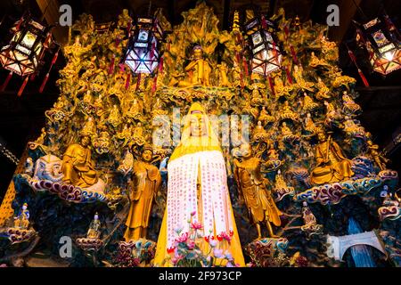 Der Longhua Tempel, der Tempel der Drachenblume mit der Halle der Großen Helden, Guanyin Statue Stockfoto