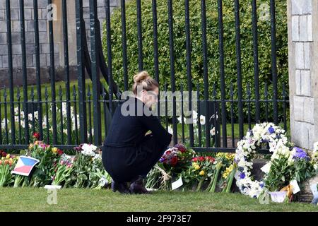 Windsor, Großbritannien, 16. April 2020 Ehrungen an Prinz Phillip vor Windsor Castle. Schloss Windsor ist mit Touristen beschäftigt und bereitet sich auf die Beerdigung von Prinz Phillip, dem Herzog von Edinburgh, vor. Kredit: JOHNNY ARMSTEAD/Alamy Live Nachrichten Stockfoto