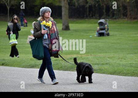 Windsor, Großbritannien, 16. April 2020 Ehrungen an Prinz Phillip vor Windsor Castle. Schloss Windsor ist mit Touristen beschäftigt und bereitet sich auf die Beerdigung von Prinz Phillip, dem Herzog von Edinburgh, vor. Kredit: JOHNNY ARMSTEAD/Alamy Live Nachrichten Stockfoto