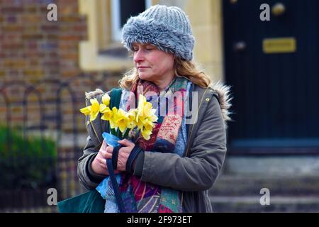 Windsor, Großbritannien, 16. April 2020 Ehrungen an Prinz Phillip vor Windsor Castle. Schloss Windsor ist mit Touristen beschäftigt und bereitet sich auf die Beerdigung von Prinz Phillip, dem Herzog von Edinburgh, vor. Kredit: JOHNNY ARMSTEAD/Alamy Live Nachrichten Stockfoto