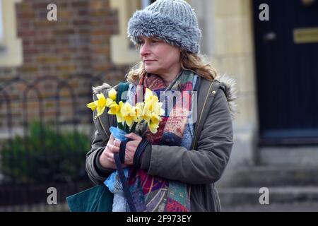 Windsor, Großbritannien, 16. April 2020 Ehrungen an Prinz Phillip vor Windsor Castle. Schloss Windsor ist mit Touristen beschäftigt und bereitet sich auf die Beerdigung von Prinz Phillip, dem Herzog von Edinburgh, vor. Kredit: JOHNNY ARMSTEAD/Alamy Live Nachrichten Stockfoto