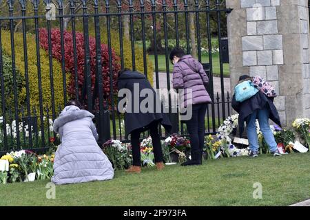 Windsor, Großbritannien, 16. April 2020 Ehrungen an Prinz Phillip vor Windsor Castle. Schloss Windsor ist mit Touristen beschäftigt und bereitet sich auf die Beerdigung von Prinz Phillip, dem Herzog von Edinburgh, vor. Kredit: JOHNNY ARMSTEAD/Alamy Live Nachrichten Stockfoto