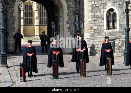 Windsor, Großbritannien, 16. April 2020 Wärterinnen. Die St. George's Chapel wurde vor den Vorbereitungen für die Beerdigung geschützt. Schloss Windsor ist mit Touristen beschäftigt und bereitet sich auf die Beerdigung von Prinz Phillip, dem Herzog von Edinburgh, vor. Kredit: JOHNNY ARMSTEAD/Alamy Live Nachrichten Stockfoto