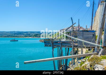 Ansicht des traditionellen Fangnetzes Trabucco in Vieste, Italien. Stockfoto