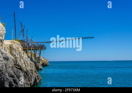Ansicht des traditionellen Fangnetzes Trabucco in Vieste, Italien. Stockfoto