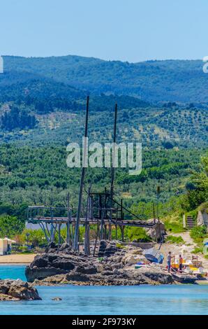 Ansicht des traditionellen Fangnetzes Trabucco in Vieste, Italien. Stockfoto