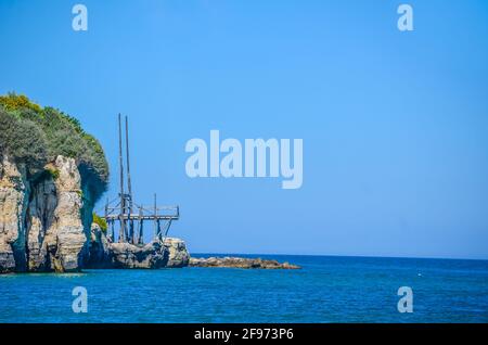 Ansicht des traditionellen Fangnetzes Trabucco in Vieste, Italien. Stockfoto
