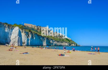 In der italienischen Stadt liegen die Menschen an einem Strand Vieste Stockfoto