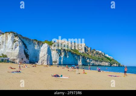 In der italienischen Stadt liegen die Menschen an einem Strand Vieste Stockfoto