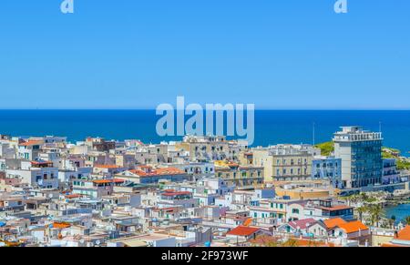 Luftaufnahme der neuen Stadt Vieste in Italien. Stockfoto