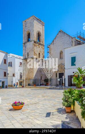 Blick auf eine Kirche in der italienischen Stadt Polignano da mare Stockfoto