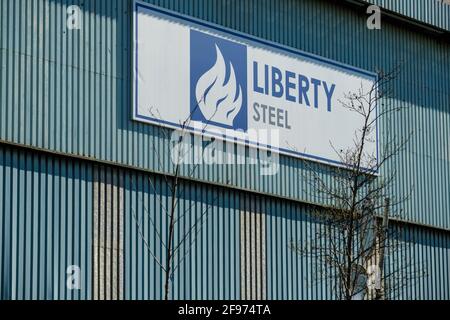 Sheffield, Großbritannien, 16. April 2021. Das Stocksbridge-Werk von Liberty Steel, das vom britischen Indianer Sanjeev Gupta betrieben wird. Die Zukunft des Werks bleibt nach dem Zusammenbruch des Hauptfinanziers Greensill Capital, Liberty Steel Works, am Freitag, dem 16. April 2021, in Stocksbridge bei Sheffield, nördlich von England, ungewiss. Stockfoto