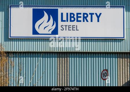 Sheffield, Großbritannien, 16. April 2021. Das Stocksbridge-Werk von Liberty Steel, das vom britischen Indianer Sanjeev Gupta betrieben wird. Die Zukunft des Werks bleibt nach dem Zusammenbruch des Hauptfinanziers Greensill Capital, Liberty Steel Works, am Freitag, dem 16. April 2021, in Stocksbridge bei Sheffield, nördlich von England, ungewiss. Stockfoto