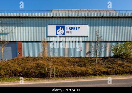 Sheffield, Großbritannien, 16. April 2021. Das Stocksbridge-Werk von Liberty Steel, das vom britischen Indianer Sanjeev Gupta betrieben wird. Die Zukunft des Werks bleibt nach dem Zusammenbruch des Hauptfinanziers Greensill Capital, Liberty Steel Works, am Freitag, dem 16. April 2021, in Stocksbridge bei Sheffield, nördlich von England, ungewiss. Stockfoto