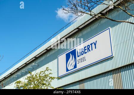 Sheffield, Großbritannien, 16. April 2021. Das Stocksbridge-Werk von Liberty Steel, das vom britischen Indianer Sanjeev Gupta betrieben wird. Die Zukunft des Werks bleibt nach dem Zusammenbruch des Hauptfinanziers Greensill Capital, Liberty Steel Works, am Freitag, dem 16. April 2021, in Stocksbridge bei Sheffield, nördlich von England, ungewiss. Stockfoto