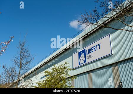 Sheffield, Großbritannien, 16. April 2021. Das Stocksbridge-Werk von Liberty Steel, das vom britischen Indianer Sanjeev Gupta betrieben wird. Die Zukunft des Werks bleibt nach dem Zusammenbruch des Hauptfinanziers Greensill Capital, Liberty Steel Works, am Freitag, dem 16. April 2021, in Stocksbridge bei Sheffield, nördlich von England, ungewiss. Stockfoto