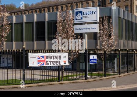 Sheffield, Großbritannien, 16. April 2021. Das Stocksbridge-Werk von Liberty Steel, das vom britischen Indianer Sanjeev Gupta betrieben wird. Die Zukunft des Werks bleibt nach dem Zusammenbruch des Hauptfinanziers Greensill Capital, Liberty Steel Works, am Freitag, dem 16. April 2021, in Stocksbridge bei Sheffield, nördlich von England, ungewiss. Stockfoto