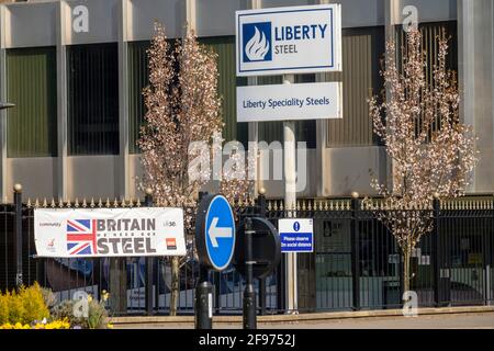Sheffield, Großbritannien, 16. April 2021. Das Stocksbridge-Werk von Liberty Steel, das vom britischen Indianer Sanjeev Gupta betrieben wird. Die Zukunft des Werks bleibt nach dem Zusammenbruch des Hauptfinanziers Greensill Capital, Liberty Steel Works, am Freitag, dem 16. April 2021, in Stocksbridge bei Sheffield, nördlich von England, ungewiss. Stockfoto