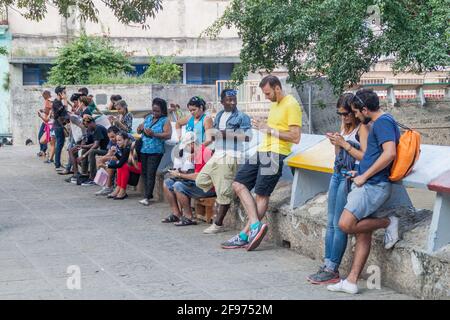 HAVANNA, KUBA - 20. FEB 2016: Blick auf den Park Fe del Valle im Stadtteil Havana Centro. Dies ist einer der wenigen WLAN-Zugangspunkte in Kuba. Stockfoto