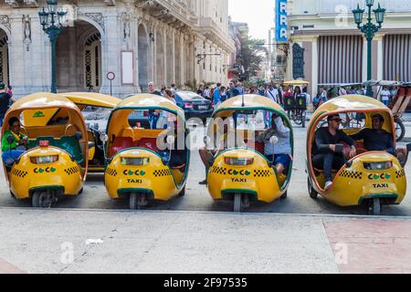 HAVANNA, KUBA - 20. FEB 2016: Reihe von Coco-Taxis im Zentrum von Havanna. Stockfoto