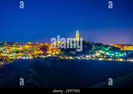 Nachtansicht der italienischen Stadt Mdera Stockfoto