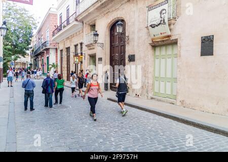 HAVANNA, KUBA - 20. FEB 2016: Menschen gehen in der Fußgängerzone auf der Mercaderes Straße in Havana Vieja Stockfoto