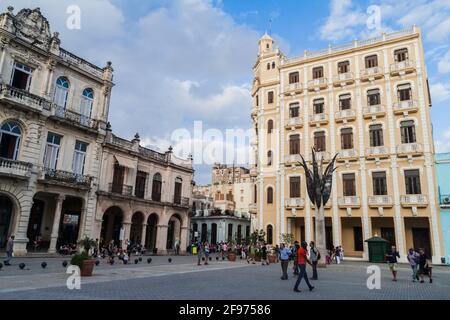 HAVANNA, KUBA - 20. FEB 2016: Alte Kolonialbauten auf dem Plaza Vieja in Havanna Vieja Stockfoto