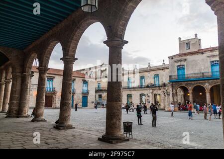 HAVANNA, KUBA - 20. FEB 2016: Alte Kolonialbauten auf dem Plaza de la Catedral in Habana Vieja. Stockfoto