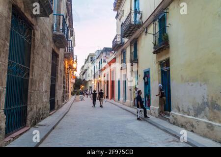 HAVANNA, KUBA - 20. FEB 2016: Menschen am Steet in Havanna Vieja Stockfoto