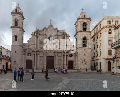 HAVANNA, KUBA - 20. FEB 2016: Catedral de San Cristobal auf dem Plaza de la Catedral in Habana Vieja. Stockfoto