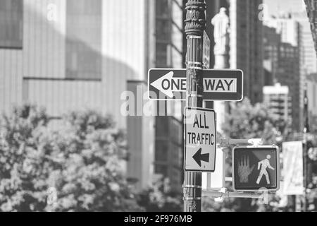 Schwarz-Weiß-Bild eines Einbahnstraßenschildes in New York City, selektiver Fokus, USA. Stockfoto