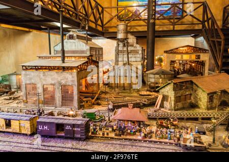 HAVANNA, KUBA - 23. FEB 2016: Modell der Zuckerrohrmühle und der Rumfabrik in einer Ausstellung des Museo del Ron Rum Museums in Havanna. Stockfoto