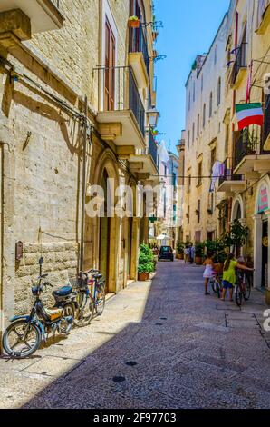 Blick auf eine schmale Straße in der italienischen Stadt Bari Stockfoto